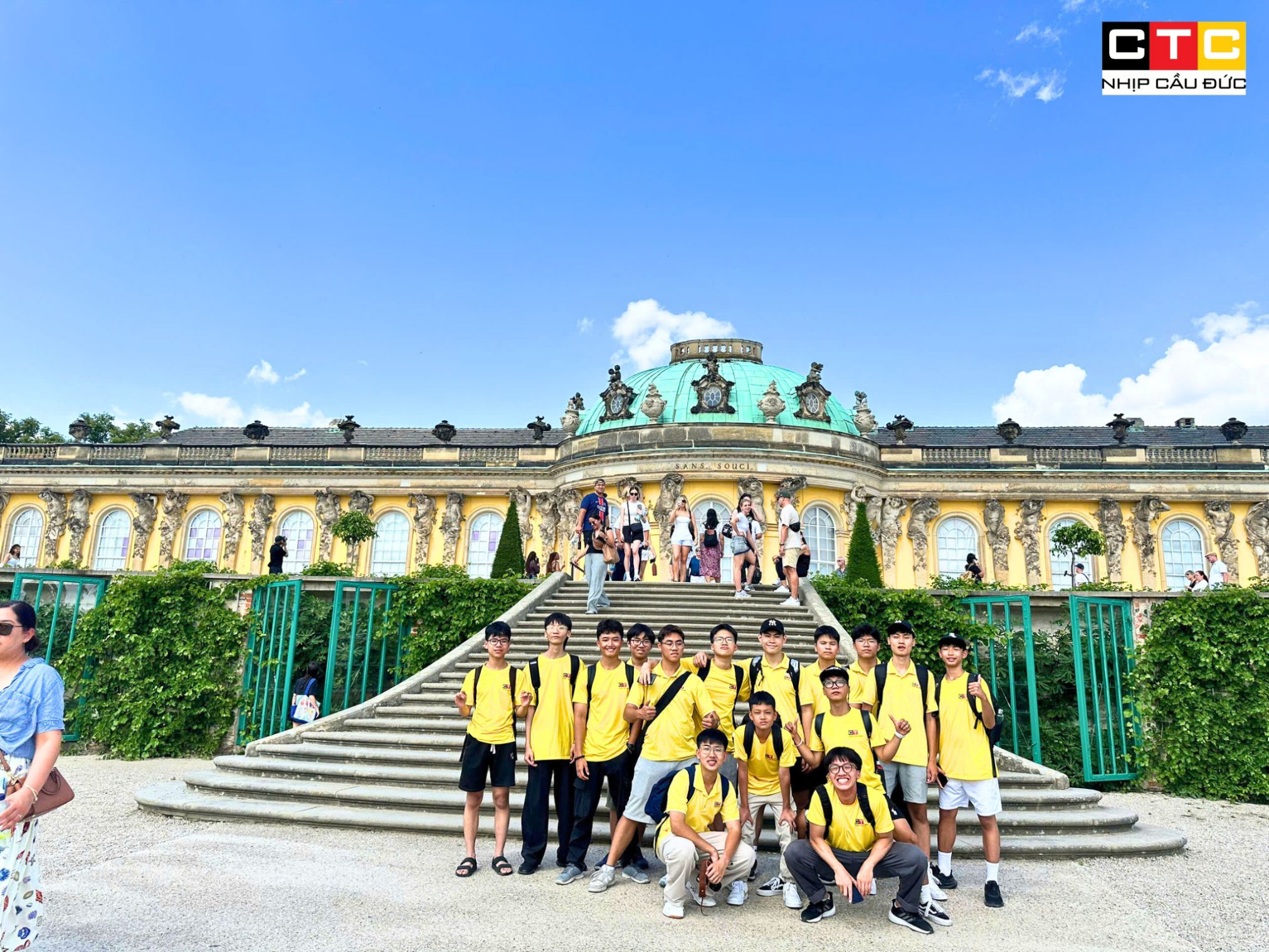 "Đội quân nhí" CTC check-in tại Cung điện Sanssouci